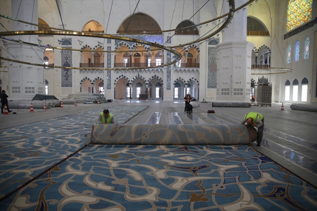 Çamlıca Camii'nin özel tasarım halıları serilmeye başlandı